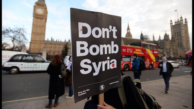 Tegenstanders van bombardementen op Syrië protesteerden op Parliament Square in Londen. Beeld photo_news