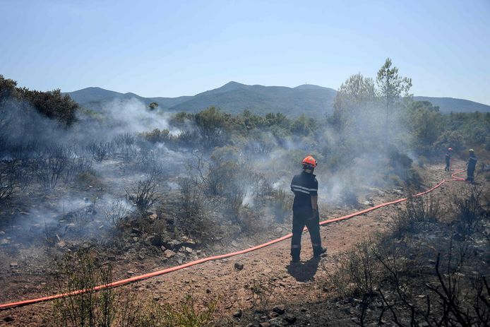 A Gonfaron sono al lavoro i vigili del fuoco.