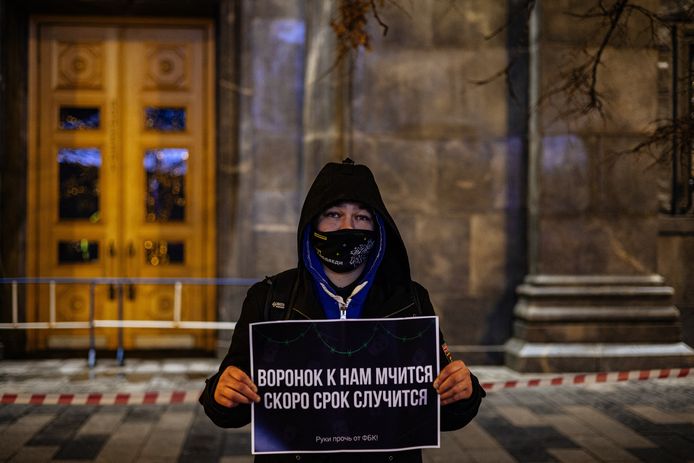 Een volgeling van de inmiddels overleden oppositieleider Alexei Navalny protesteert voor het gebouw van de Russische geheime dienst.