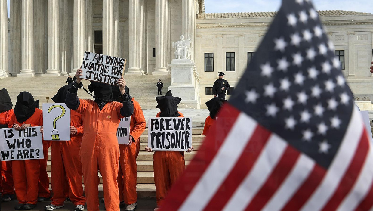 Demonstranten bij het Amerikaans Hooggerechtshof pleiten voor sluiting van Guantánamo. Beeld afp