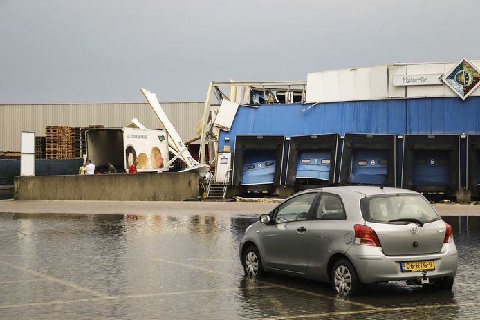 Een loods in Barendrecht stortte in door hevige regenval.