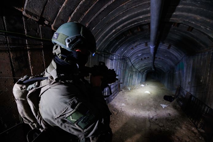 Een Israëlische soldaat in een tunnel van Hamas.