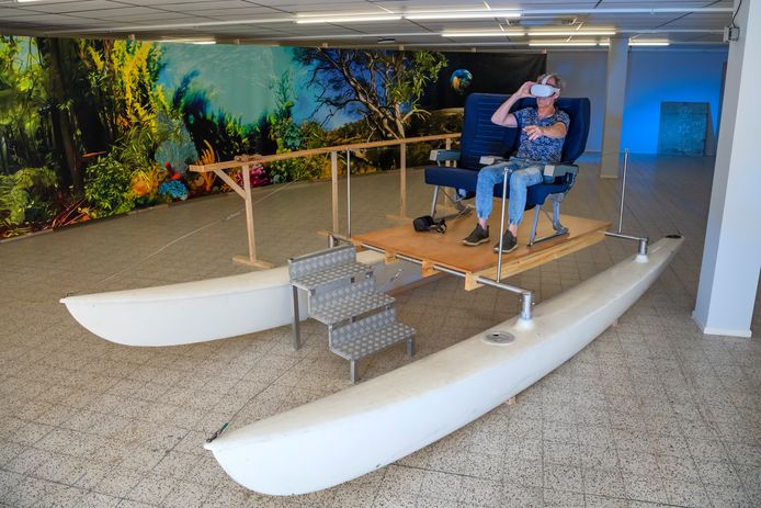 Paul Cornelis maakt op de catamaran met een VR-bril op een virtuele reis in het denkbeeldige reisbureau.
