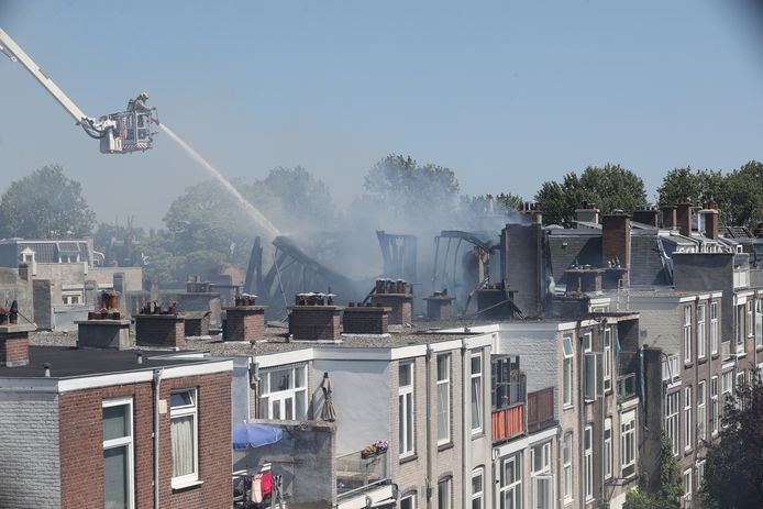 Nadat een brand in een dakkapel aan de Voltastraat was ontstaan, verspreidden de vlammen zich ook naar de overkant. Daar explodeerde vervolgens een gasfles die op het balkon stond bij een van de buren.