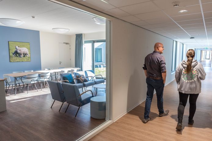 Medewerkers Gerrit van der Valk (links) en Kaylee Cornelissen lopen door het nieuwe complex van GGz Breburg in Etten-Leur. Links een van de drie gezamenlijke woonkamers.