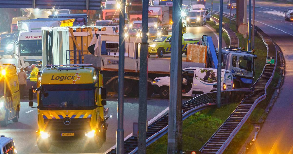 A27 dicht na kettingbotsing bij Utrecht.