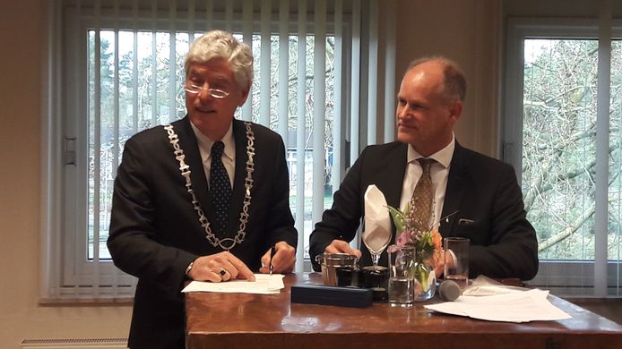 Waarnemend burgemeester Henri de Wijkerslooth en Pieter Siebers van het Centraal Orgaan opvang Asielzoekers