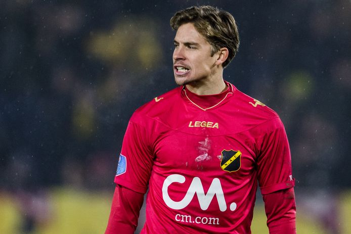 Begin december keepte Bertrams de gewonnen wedstrijd tegen Excelsior. Enkele weken later verloor hij na een rode kaart zijn plekkie en nu in de return bij Excelsior krijgt hij zijn stek onder de lat weer terug.