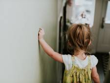 Zo krijg je die vette handjes van je muren en kastjes: 'Maar leer kinderen ook om er vanaf te blijven’