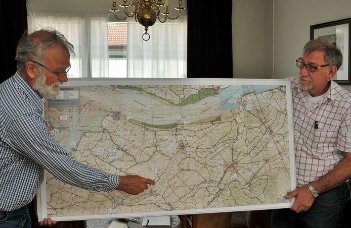 Willem van Dranen (li) en Sjaan Kannekens hebben uitgezocht waar in de gemeente Moerdijk in de Tweede Wereldoorlog vliegtuigen zijn neergestort. Foto Jan van Zuilen.