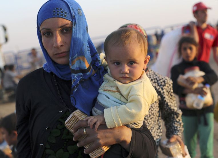 Duizenden Syrische vluchtelingen komen via de grensovergang nabij Suruc Turkije binnen. Beeld ap