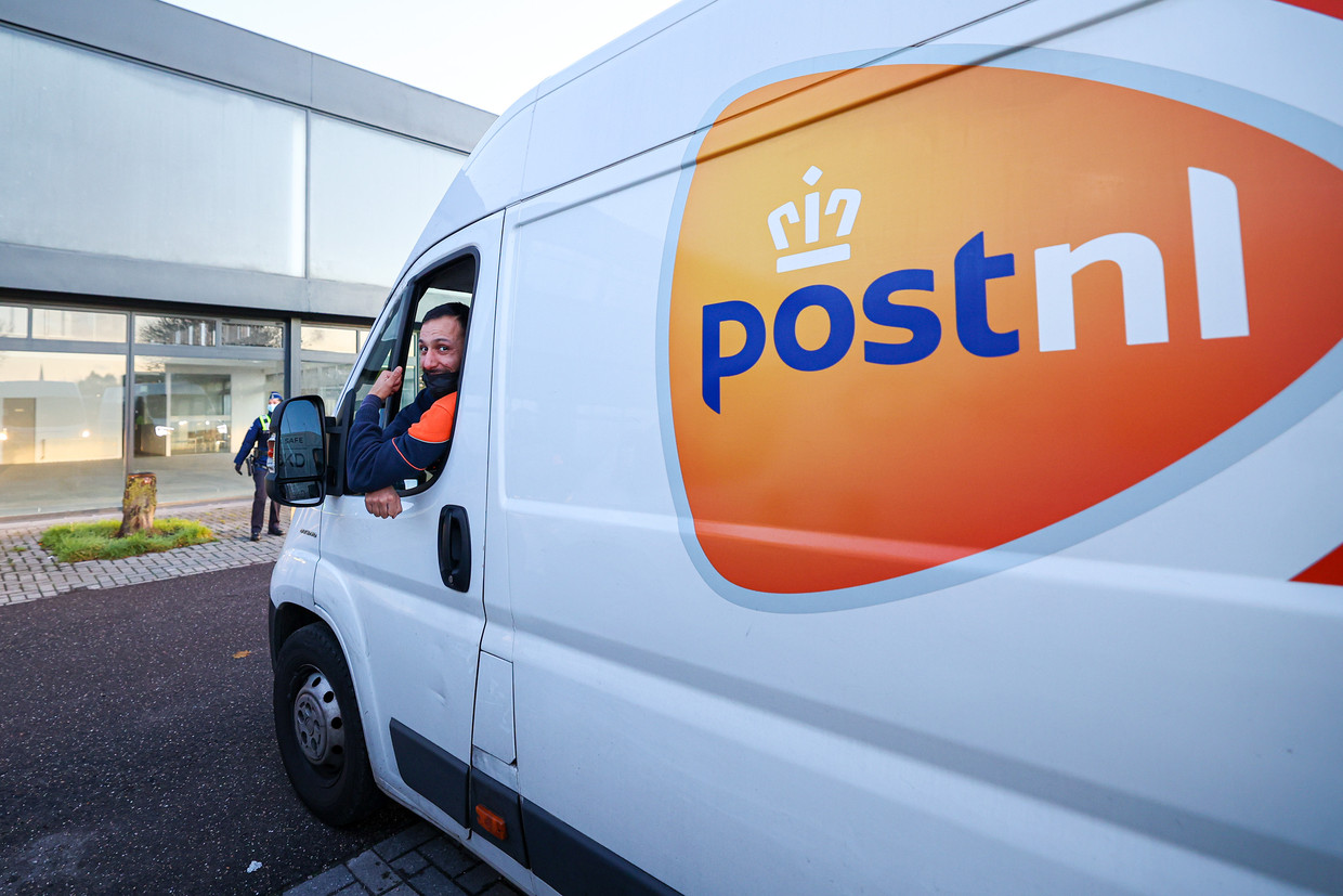 Het PostNL-depot in Wommelgem werd na een inval verzegeld. Beeld Photonews
