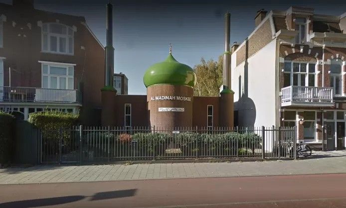 Beeld ter illustratie: Al Madinah moskee in Den Haag.