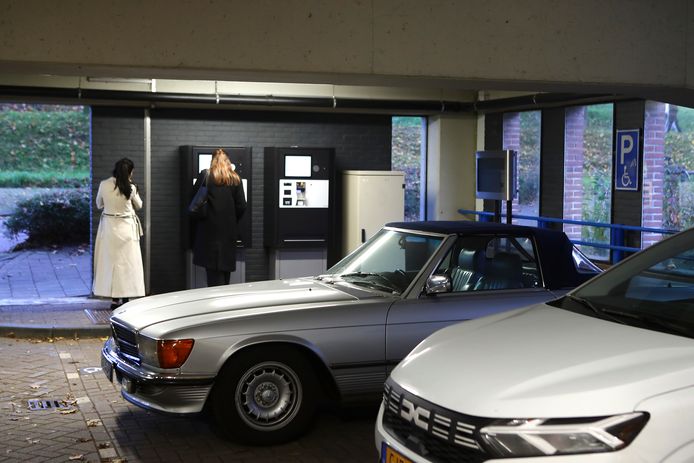 Automobilisten bij de betaalautomaat in parkeergarage Kweeklust.