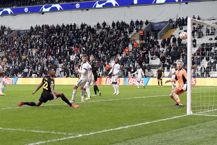Sébastien Haller (l) zet Ajax op een 2-1-voorsprong nadat hij een kwartier eerder voor de gelijkmaker had gezorgd. Ajax won in Istanbul van Besiktas en is nu al groepswinnaar. Beeld ANP