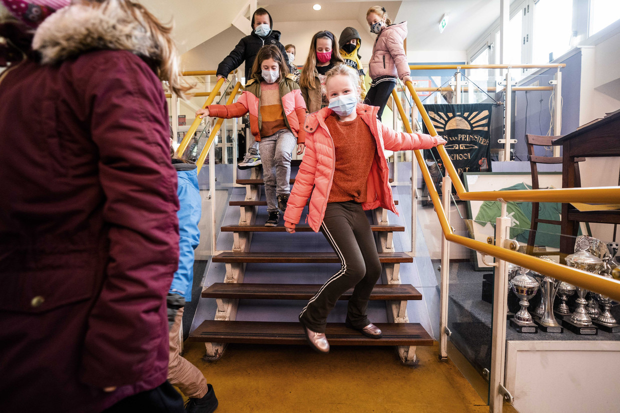 Leerlingen van een basisschool in de Bilt dragen mondkapjes op de gang. Beeld Jeroen Jumelet / ANP