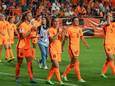 Lynn Wilms, Marisa Olislagers,Sherida Spitse en Vivianne Miedema lopen een ereronde na het duel met de vrouwen van IJsland.