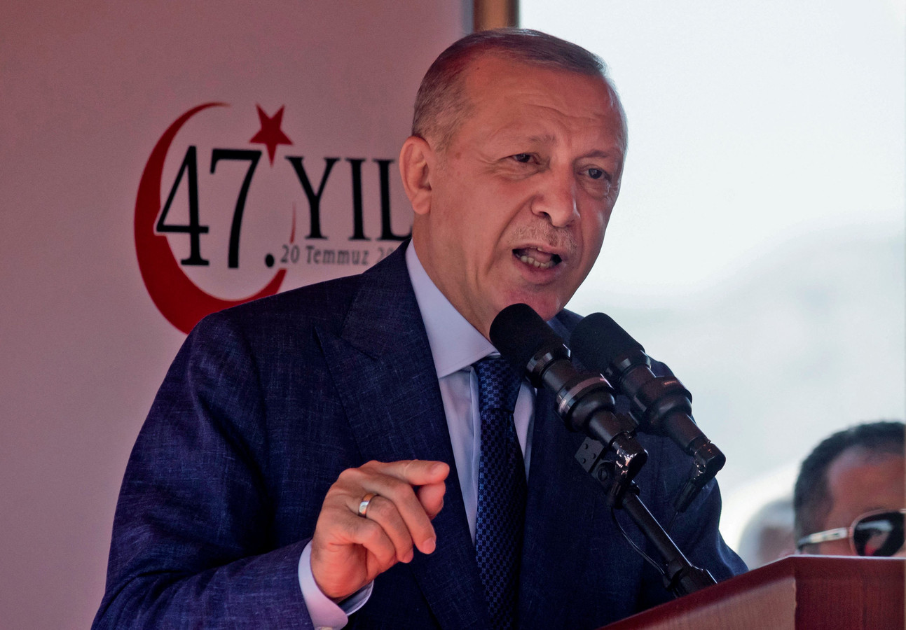 En visite à Chypre-Nord pour le 47e anniversaire de l’invasion de Chypre par la Turquie, Recep Erdogan a accusé les Chypriotes-grecs de “bloquer la route à toute solution” et d’être “malhonnêtes”. Il a aussi insisté sur les “mensonges” de l’Union européenne, qui a prévenu qu’elle “n’accepterait jamais une solution à deux Etats”.