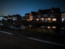 Donkere woonwijk in Rotterdam-Lombardijen krijgt na halfjaar eindelijk straatverlichting: ‘Te lang geduurd’