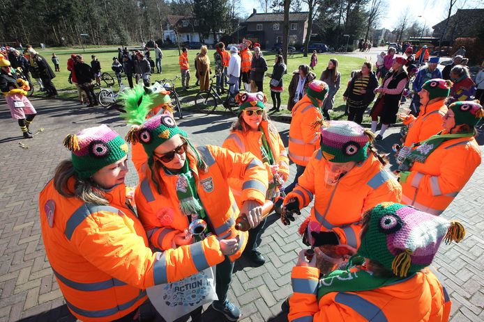 De dames van de Bosuilinnen hebben dorstgekregen van het rondje door het dorp; tijd voor Schrobbelaer.