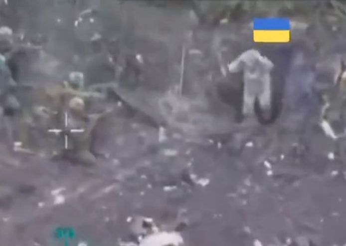 Een Oekraïense soldaat komt met de handen achter het hoofd uit een loopgraaf in Avdiivka.