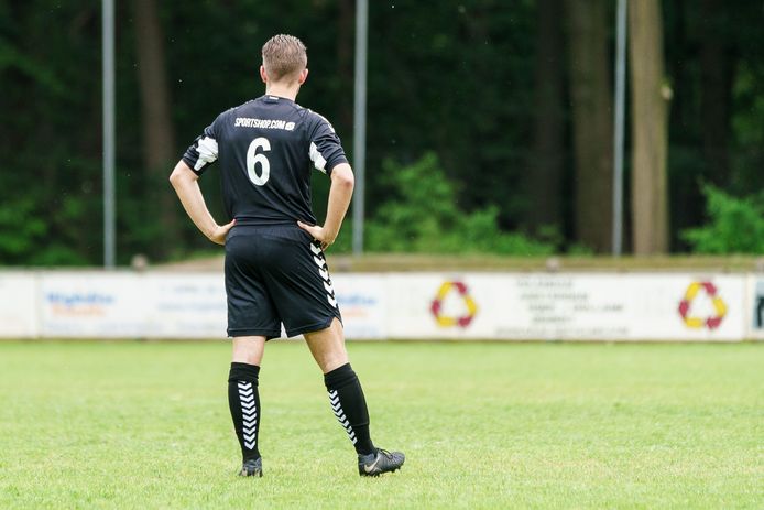 Teleurstelling bij Wil Vervoort van Waspik na de 1-0 achterstand tegen DESK. Waspik zou uiteindelijk degraderen.