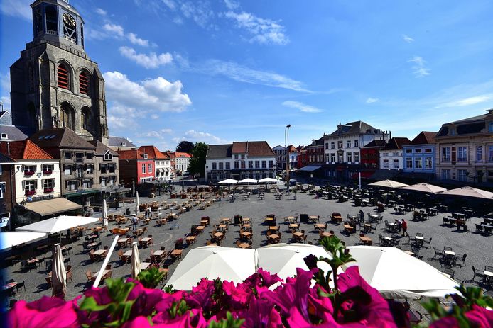De Grote Markt in Bergen op Zoom is tot 1 september één groot terras.