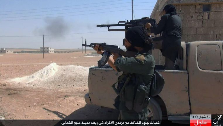 IS-strijders in juli bij Manbij. Beeld AP