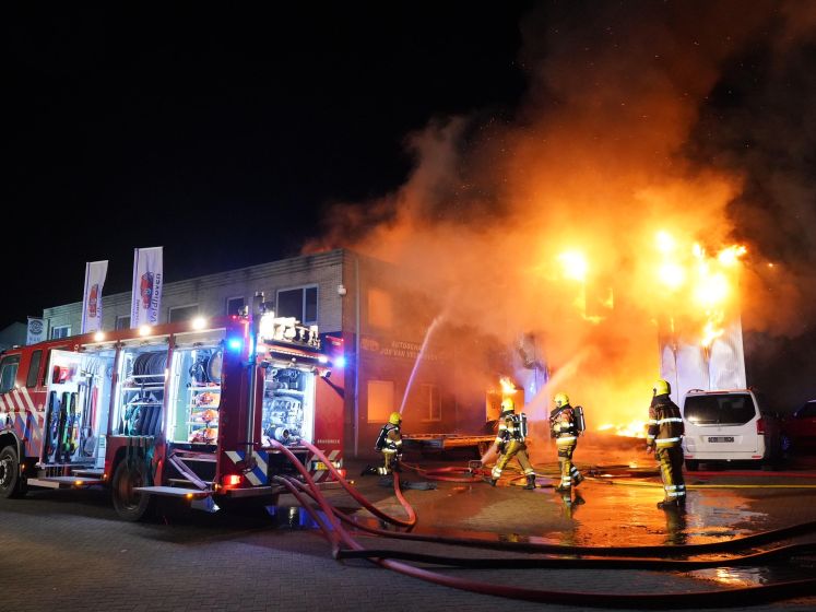Grote vlammen slaan uit autoschadebedrijf in Kerkdriel: ‘Houd ramen en deuren dicht’