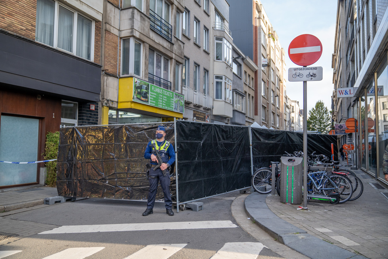 In de Bisschopstraat in Antwerpen wordt een reconstructie gehouden van de moord op wisselagent Olushola Bola Omotosho Dare, die in januari 2020 werd neergestoken in de winkel waar hij werkte