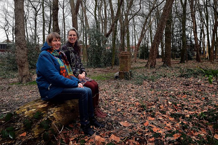 Meta vrijhoef (r) en Marike de haan voeren actie voor behoud Patersbos bij het Juvenaat in Bergen op Zoom