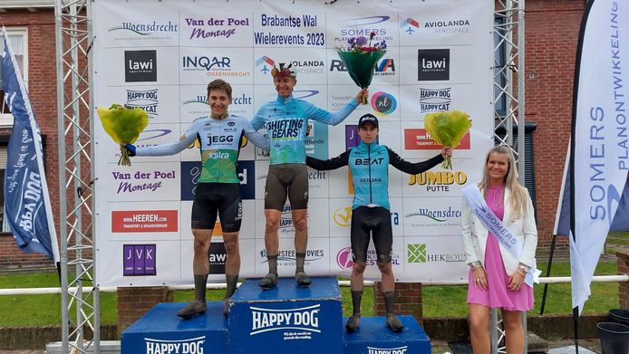 Rondemiss Amber Somers presenteert het podium van de Ronde van Huijbergen: Winnaar Tom Vermeer geflankeerd door Marijn Maas (2de, links) en Jochem Kerckhaert.