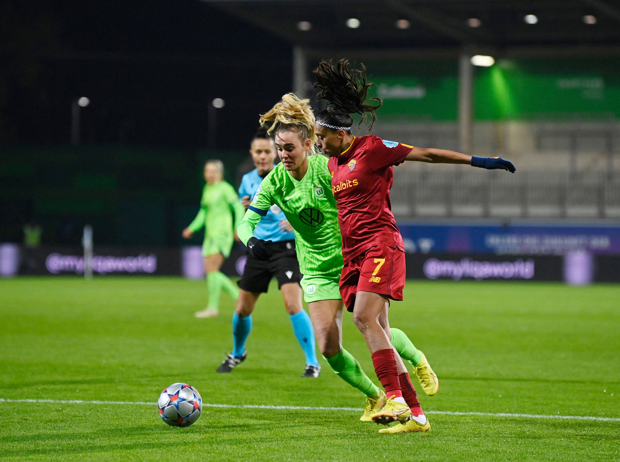 jill-roord-valt-geblesseerd-uit-bij-wolfsburg-lieke-martens-goed-voor