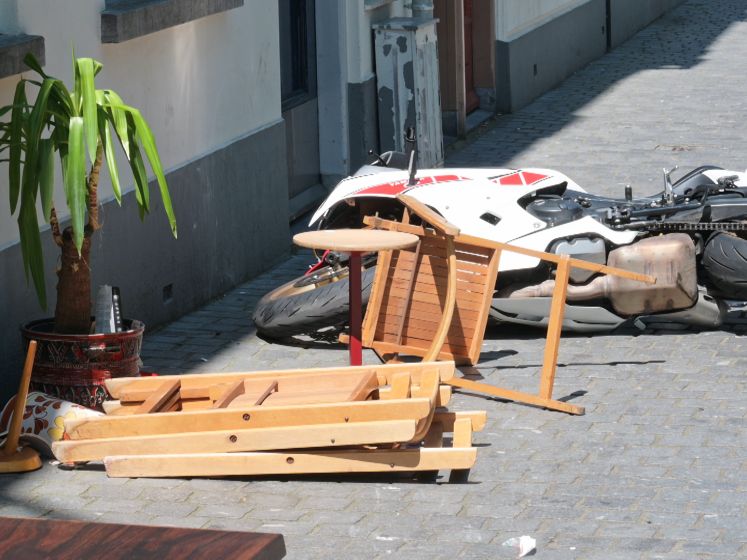 Motorrijder sleept twee voorbijgangers mee bij val, drie gewonden in centrum Breda