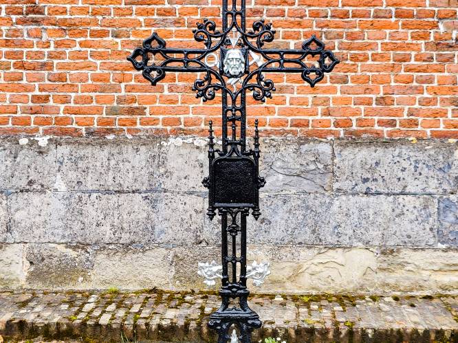 Gietijzeren kruis op kerkhof van Michelbeke is gerestaureerd