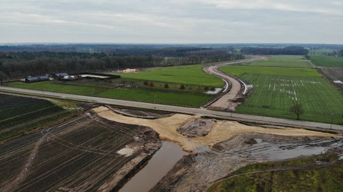 EERSEL/ BERGEIJK - De locatie bij de kruising van de nieuwe weg met de Stokkelen/Eerselsedijk, waar straks fietserstunnels en een ovatonde verrijzen.