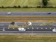 Afval op de A7 tussen Drachten en Groningen gedumpt door boeren uit protest tegen de stikstofregels.