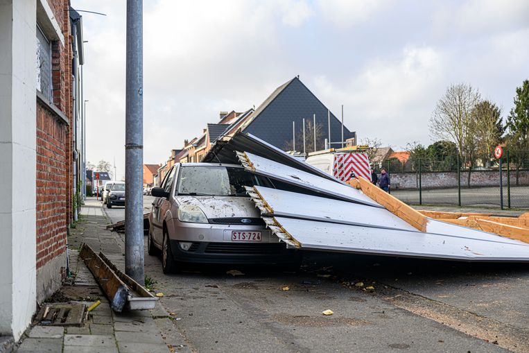 Een losgewaaid dak is op een auto beland in Grembergen. Beeld Geert De Rycke