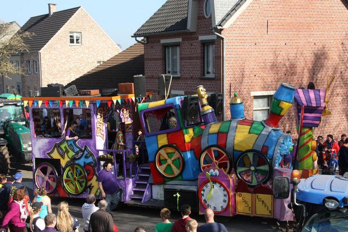 De carnavalstoet in Wortel lokt ieder jaar vele kijklustigen