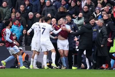 Youri Tielemans en Aston Villa gaan zwaar onderuit tegen concurrent Tottenham, Villa-kapitein McGinn pakt rood na schandalige overtreding