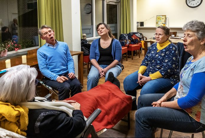 De Bedside Singers 'zingen voor de ziel op reis'. Tijdens de repetities ligt een van hen op een stretcher als stand-in.