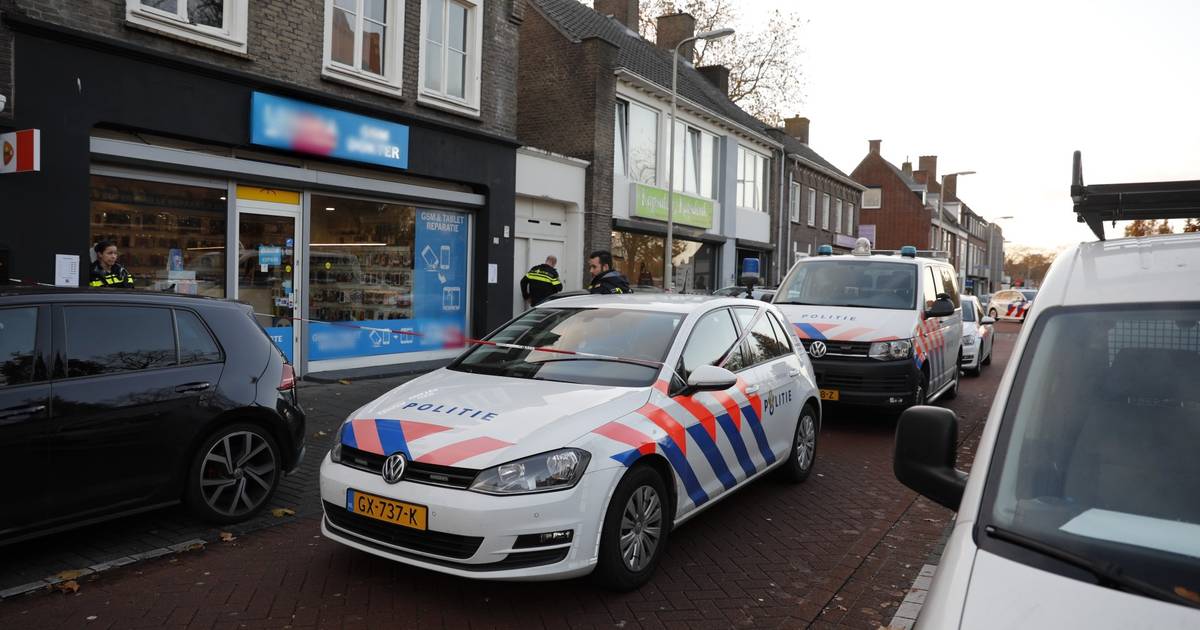Quatre hommes arrêtés dans une action antidrogue à Roosendaal : de la drogue trouvée dans une maison au-dessus d’un magasin |  Roosendaal