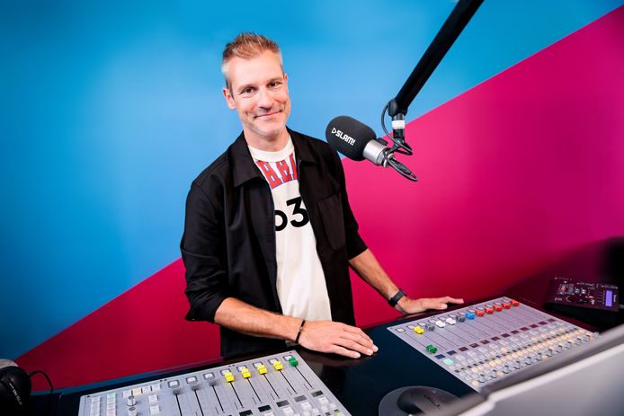 Radio-dj Martijn La Grouw in de studio van SLAM!: ,,Ik besef dat ik bof met deze baan.”