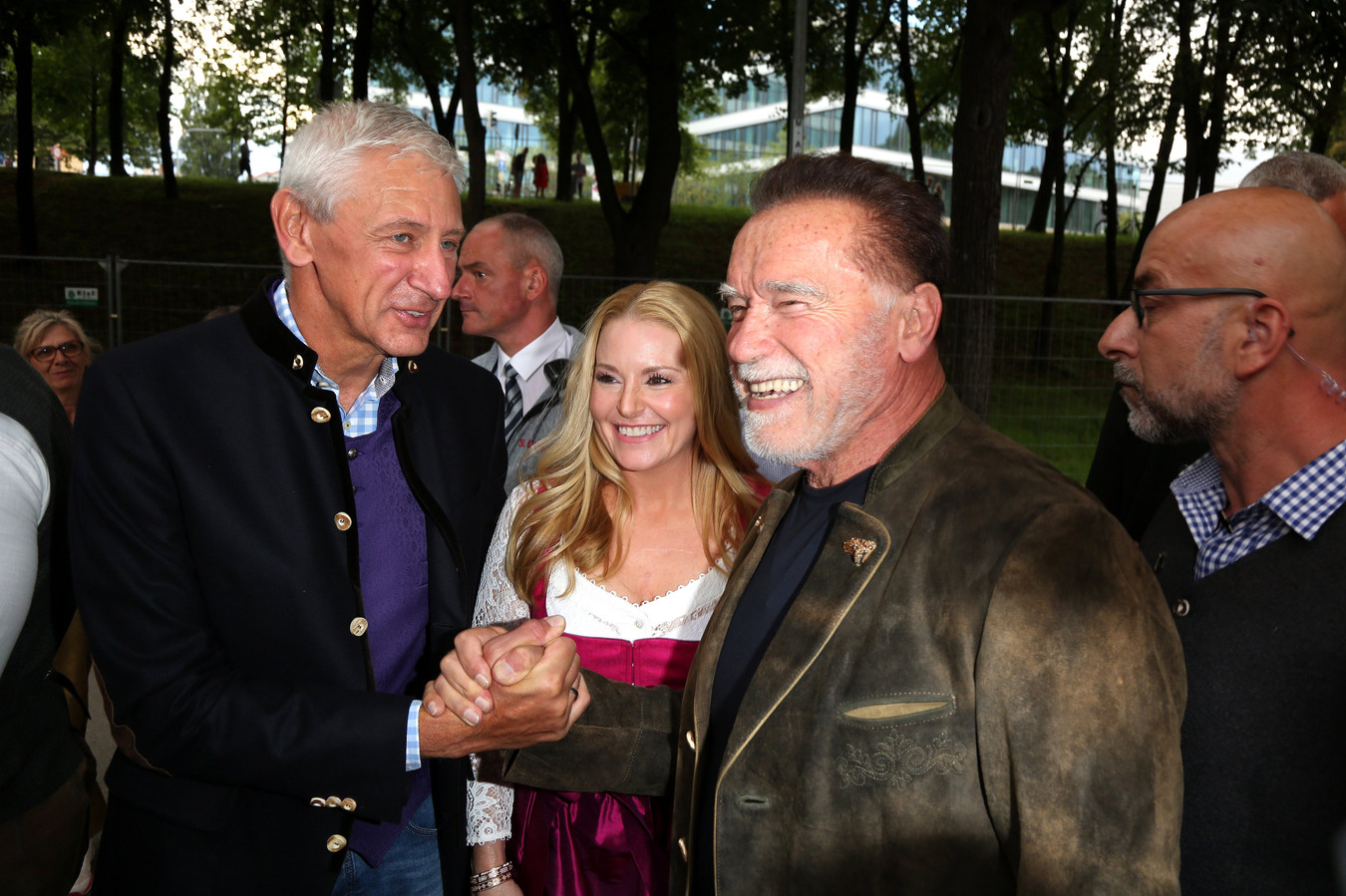 KIJK. Arnold Schwarzenegger leeft zich uit en dirigeert zelfs de band op  Oktoberfest | Foto | hln.be