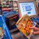 Meer diefstal in supermarkten door zelfscan en inflatie: vooral brood en groente vaker gestolen