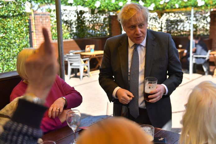 De Britse premier Boris Johnson bij een bezoek aan een terras in Wolverhampton, eerder deze week.