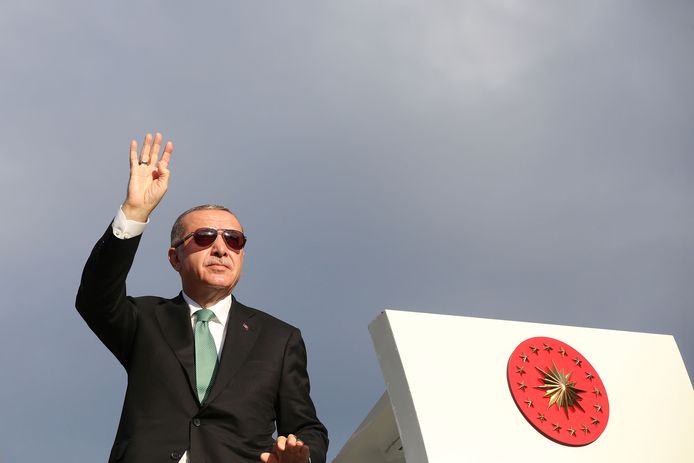 De stroom kwam op gang na de mislukte poging in de zomer van 2016 om de Turkse leider Recep Tayyip Erdogan ten val te brengen. Door de economische crisis die zich momenteel doet voelen, besluiten nog meer Turken te vertrekken.