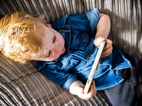 Te veel kinderen kijken te lang op hun scherm 
