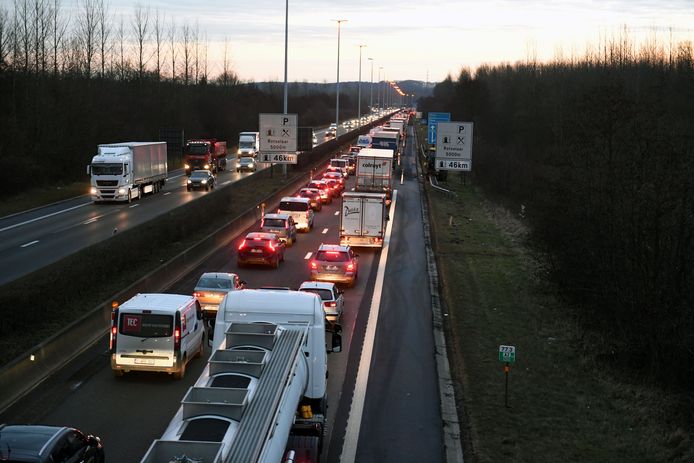 Archieffoto. Het Vlaams Verkeerscentrum heeft geen zicht op hoe lang de hinder nog kan duren en raadt aan de plaats te vermijden. Het langeafstandsverkeer vanuit Hasselt naar Gent en Brussel wordt aangeraden via Antwerpen (E19) om te rijden.