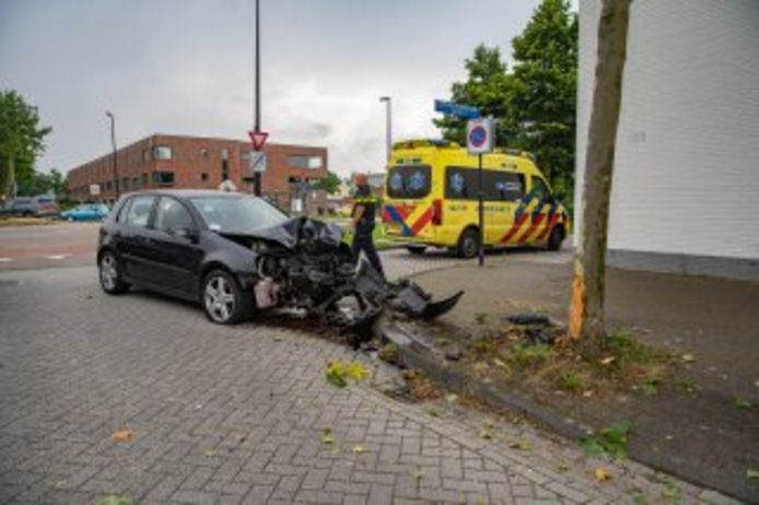 Auto knalt met hoge snelheid op boom in de Vijfhoek Deventer.